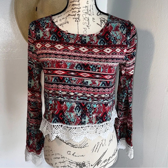 Rue21, M,Aztec, geometric print contrast lace lined hem cuff, long sleeve crop - Picture 6 of 9
